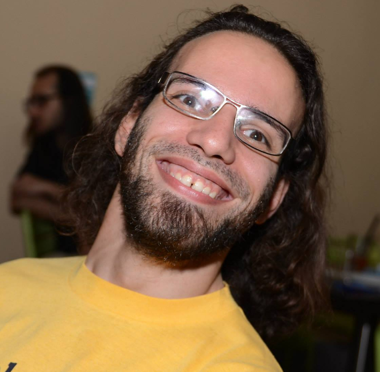 edoardo sirchia sorride nella sua maglietta gialla - nerdface