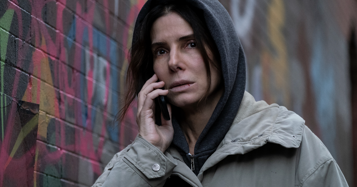 sandra bullock col cappuccio parla al telefono e sembra preoccupata - nerdface