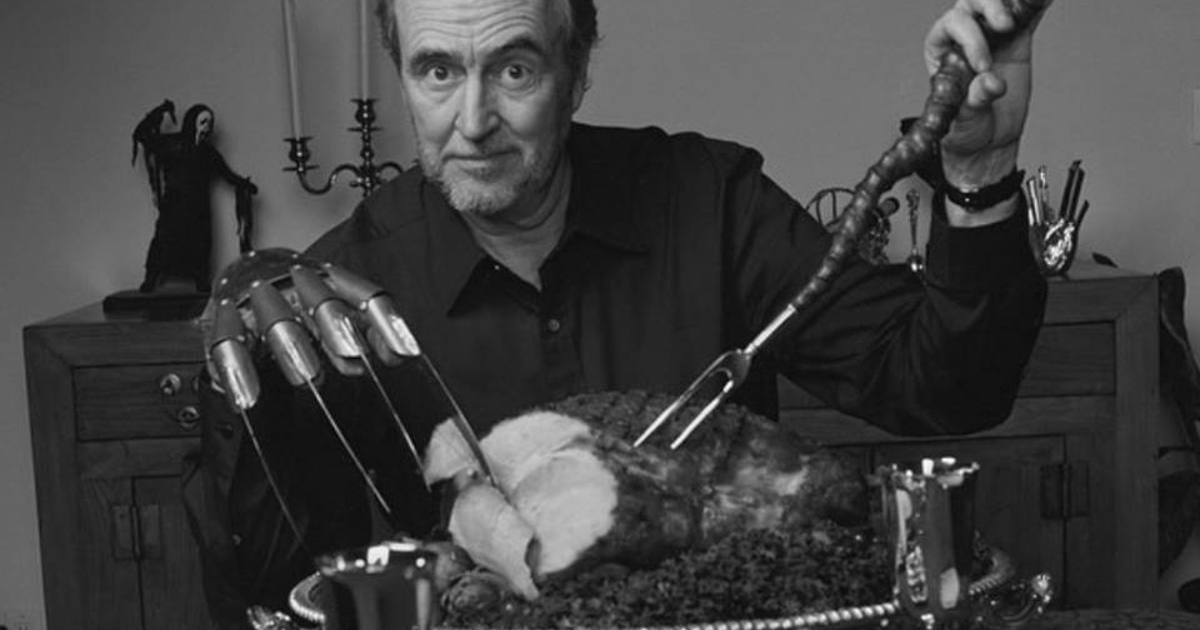 wes craven affetta un tacchino col guanto di freddy krueger - nerdface