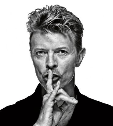 david bowie richiama al silenzon col dito davanti alla bocca - nerdface