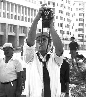 federico fellini in camicia tiene sospesa una camera - nerdface