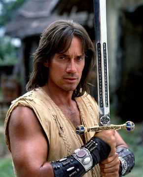 kevin sorbo impugna la spada in hercules the legendary journeys - nerdface