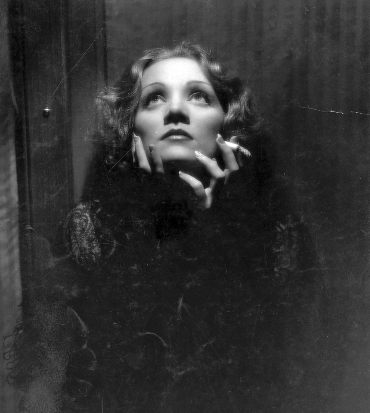 marlene dietrich in un ritratto in bianco e nero guarda in alto e si tiene il volto tra le mani - nerdface