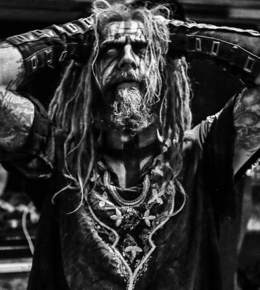 rob zombie truccato si tiene la testa con le mani - nerdface