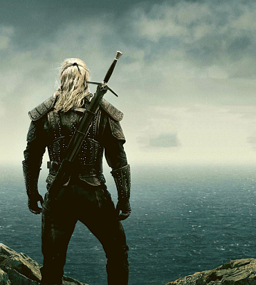 geralt guarda il mare dall'alto di un scogliera nella seconda stagione di the witcher - nerdface