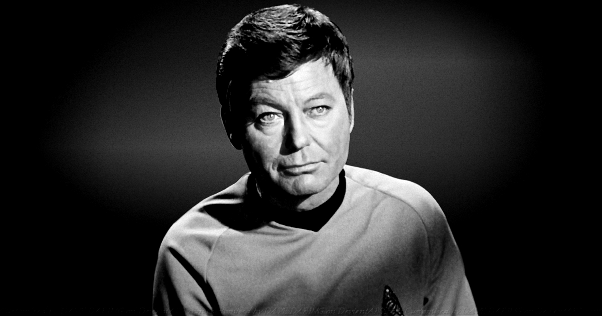 un intenso ritratto di deforest kelley nella divisa da bones - nerdface