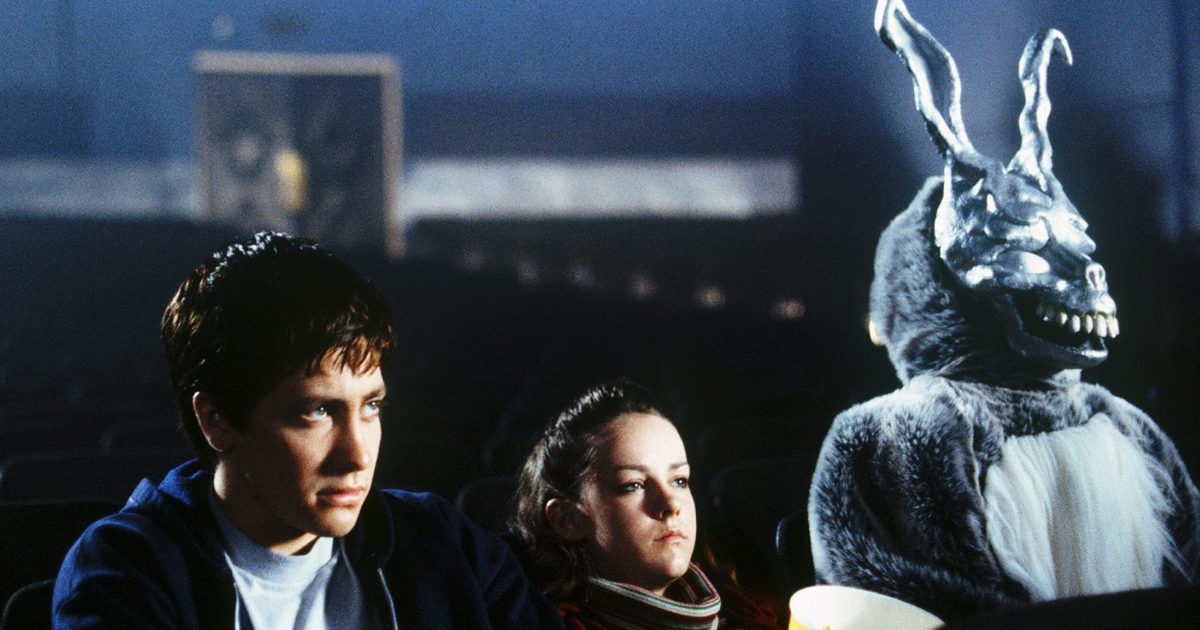 donnie darko una ragazza e il coniglio sobno in una sala buia del cinema - nerdface