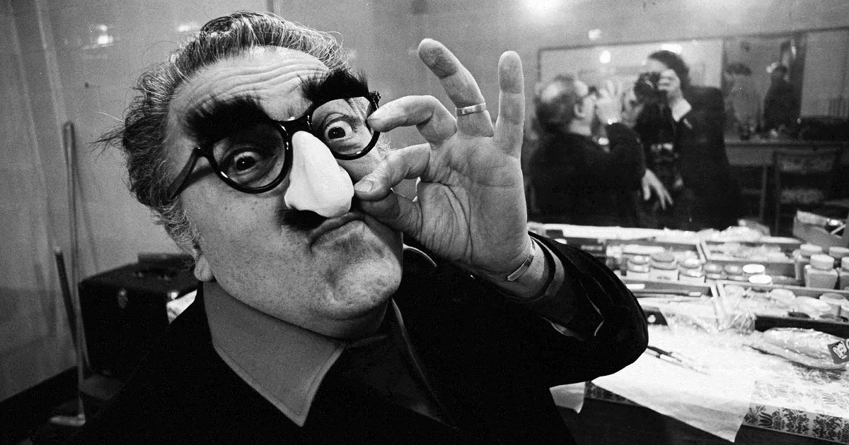 federico fellini indossa naso e occhiali finti in stile groucho marx - nerdface