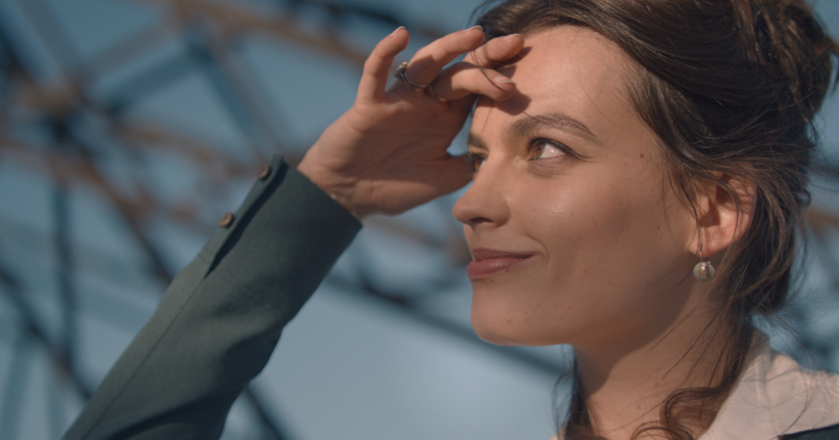 Emma Mackey guarda l'orizzonte nel trailer di eiffel - nerdface