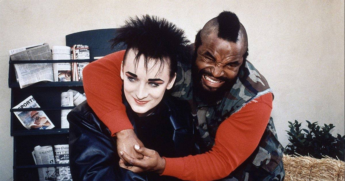 mr t scherza con boy george e lo abbraccia da dietro le spalle in una celebre puntata dell'a-team - nerdface