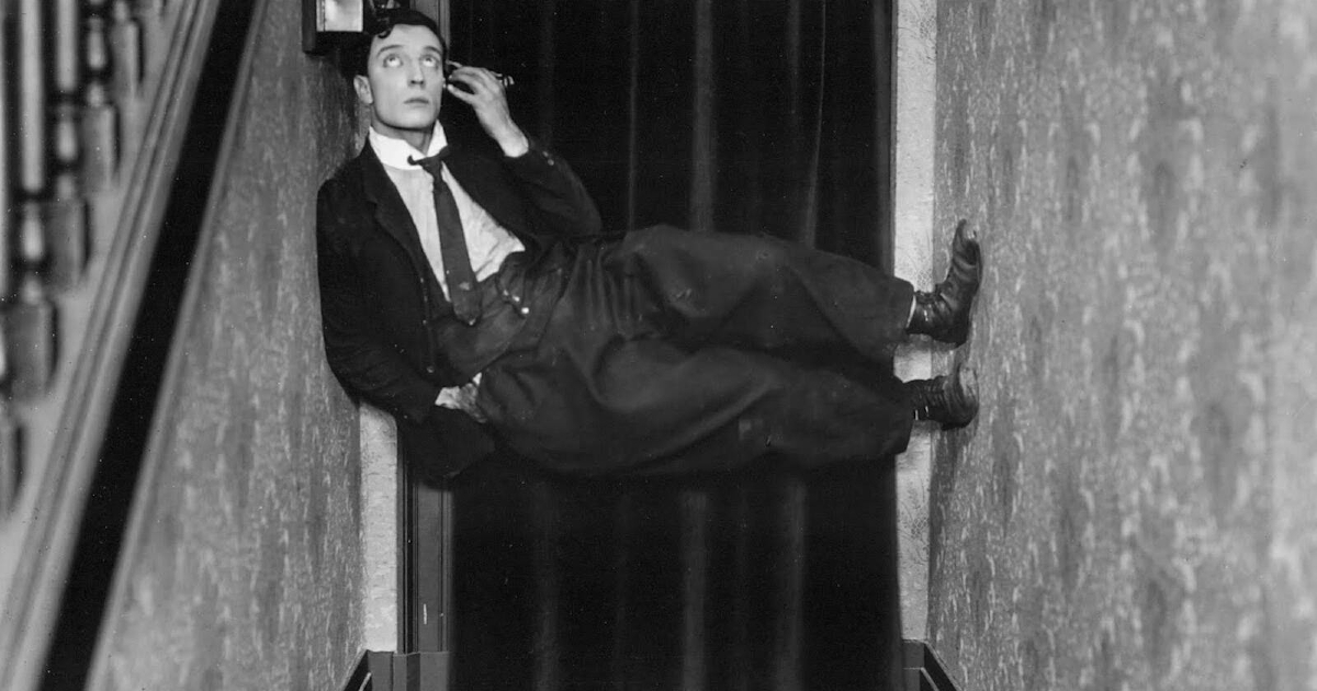 buster keaton è al telefono mentre si tiene sospeso tra due muri - nerdface