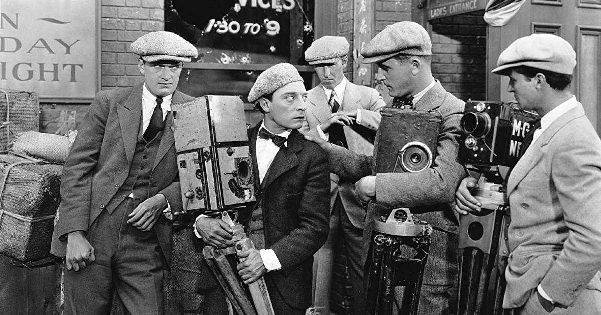 buster keaton con la sua videocamera guarda in cagnesco altri colleghi - nerdface