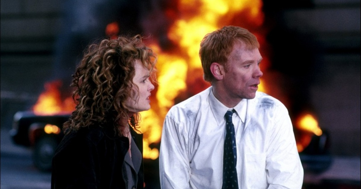 david caruso è michael hayes e sembra appena scampato all'attentato che ha messo a fuoco un'auto dietro di lui - nerdface