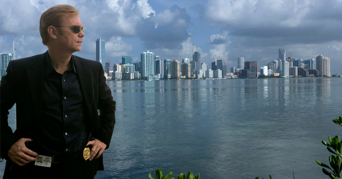 david caruso ha le braccia incrociate e guarda il golfo di miami nella serie csi - nerdface