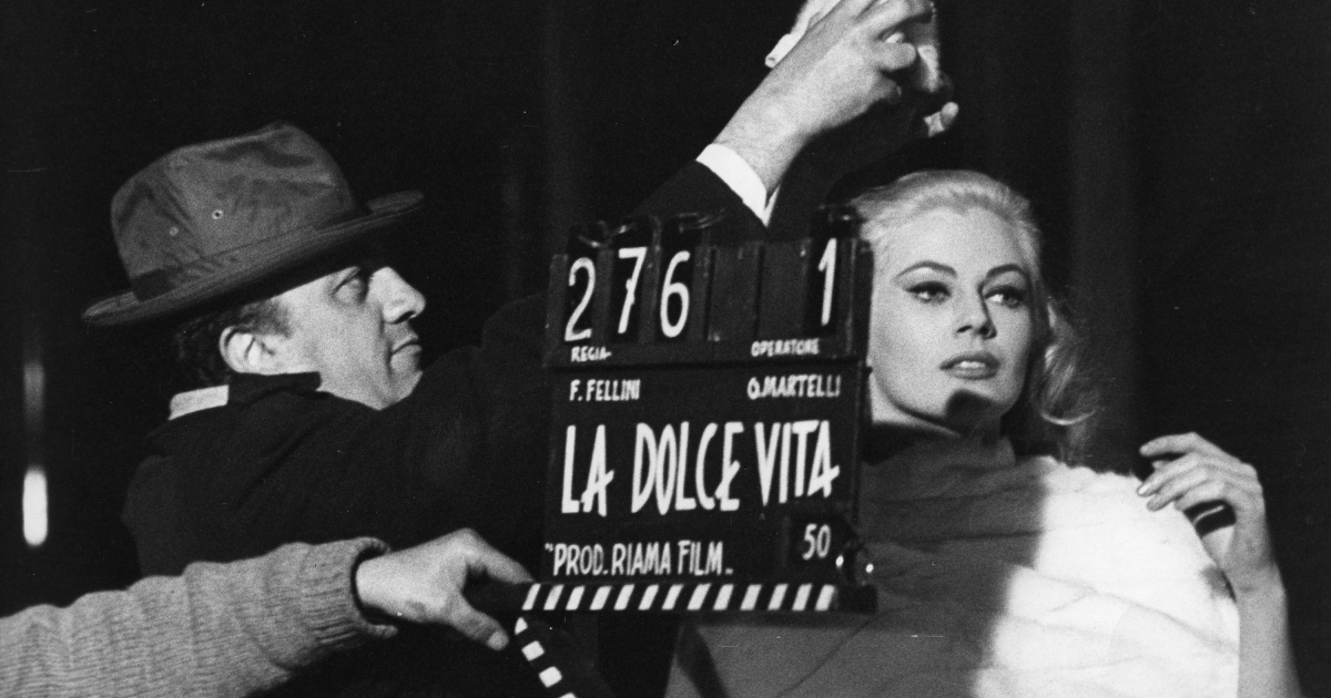 federico fellini sta sistemando un copricapo ad anita ekberg ne la dolce vita - nerdface