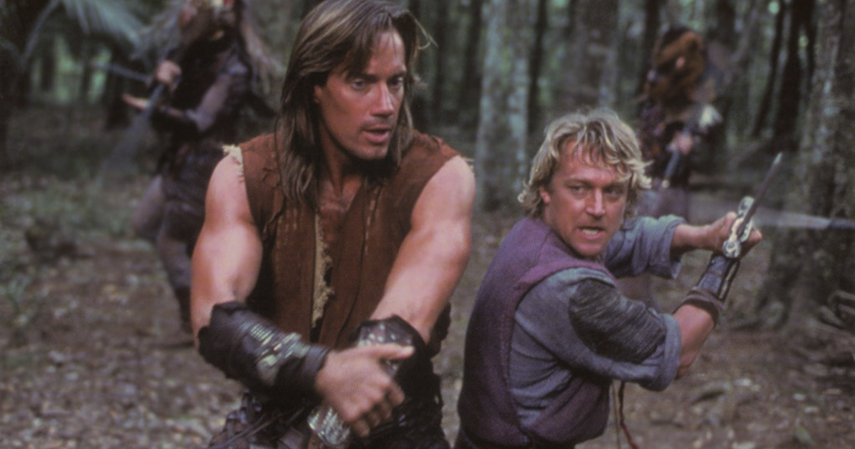 kevin sorbo e iolao stanno per combattere contro un avversario in hercules the legendary journeys - nerdface