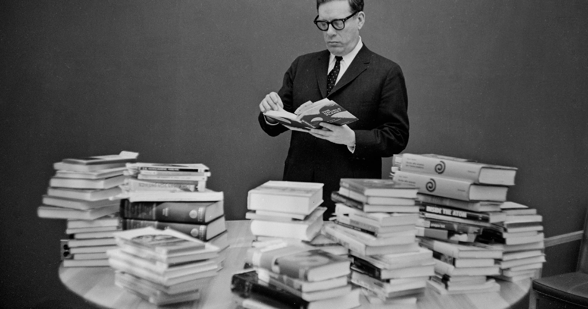 isaac asimov senza basette è circondato dai suoi libri - nerdface