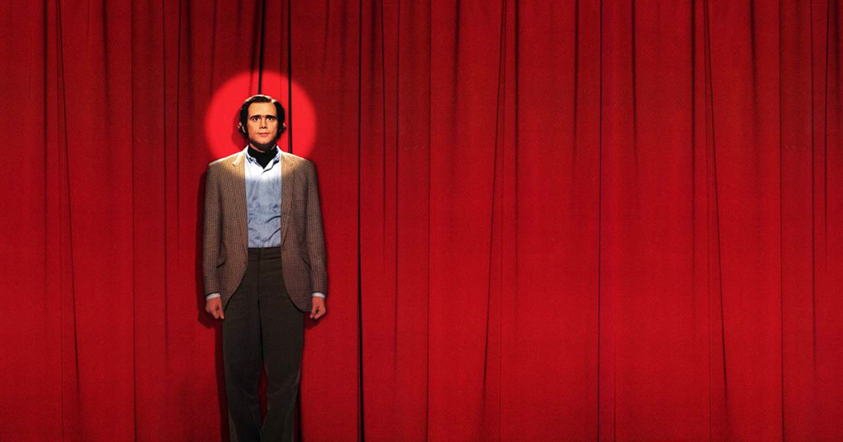 jim carrey è andy kaufman in man on the moon ed è in piedi su un palco col sipario rosso chiuso - nerdface