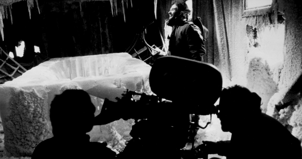 kurt russell ride di fronte a una vasca vuota sul set de la cosa mentre john carpenter sta dirigendo - nerdface