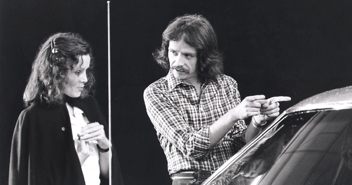 john carpenter indica a un'attrice qualcosa sul set di 1997 fuga da new york - nerdface
