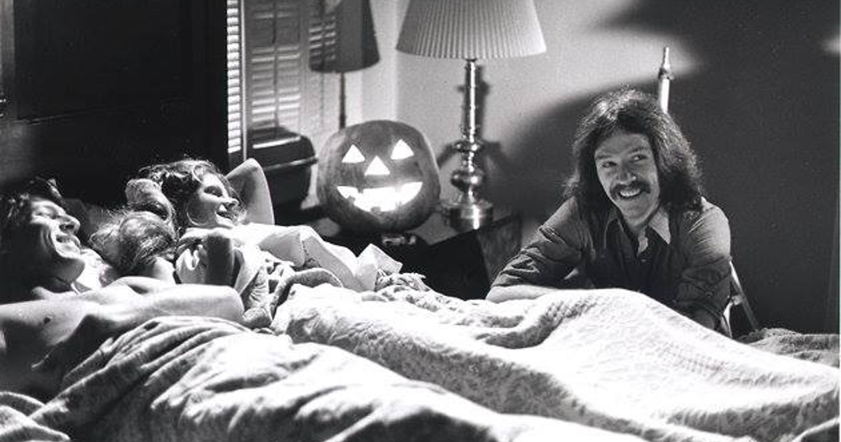 sul set di halloween john carpenter è accanto al letto di due vittime future di michael myers e se la ride di gusto - nerdface
