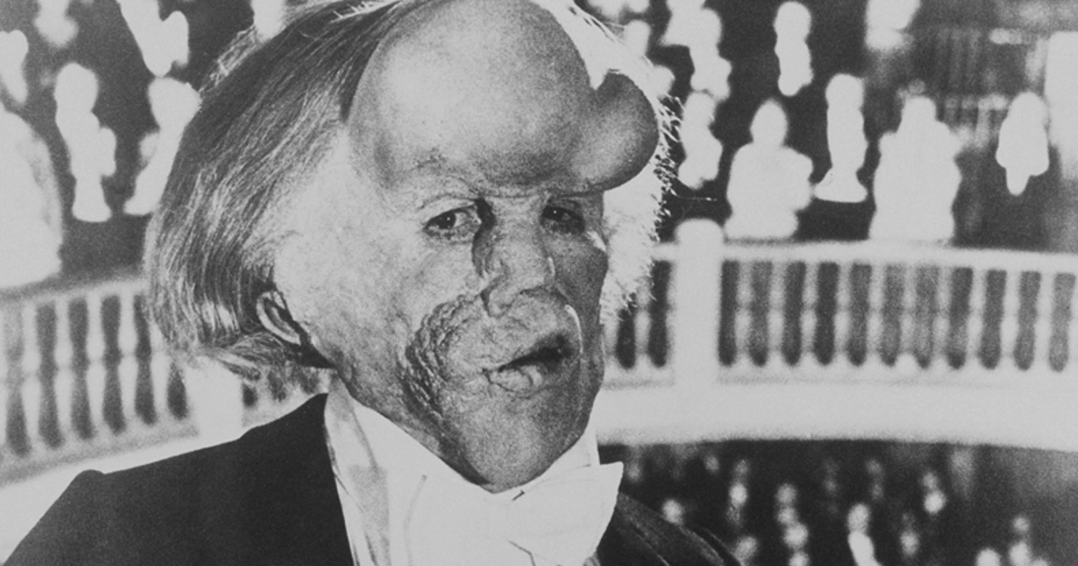 il trucco pesantissimo rende irriconoscibile john hurt in the elephant man - nerdface