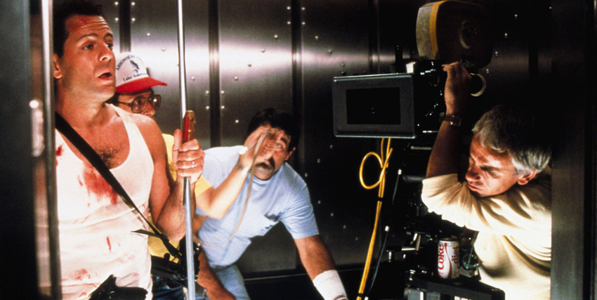 john mctiernan sta riprendendo bruce willis dentro un ascensore in die hard - nerdface