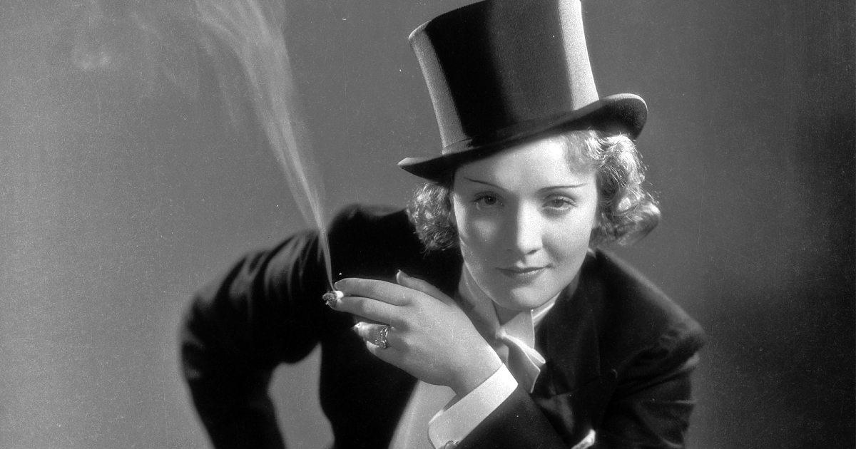 marlene dietrich in frac e tuba fuma una sigaretta - nerdface