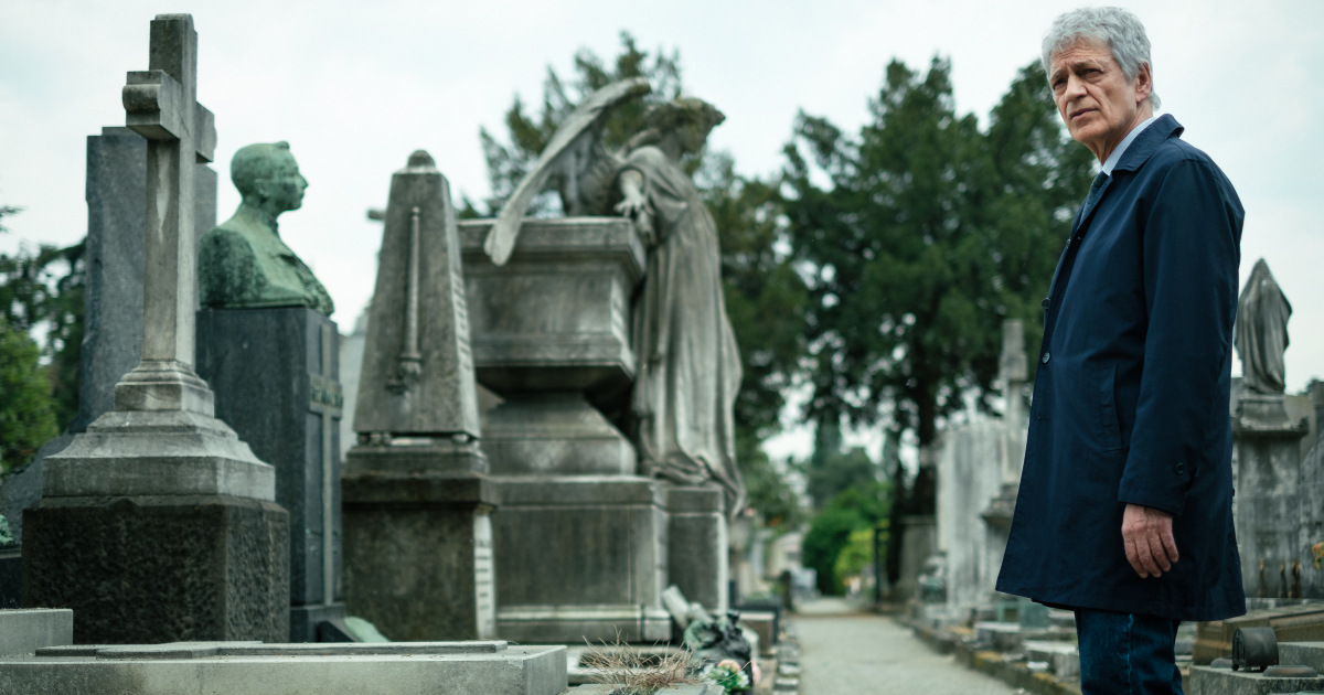 monterossi è al cimitero e guarda le lapidi - nerdface