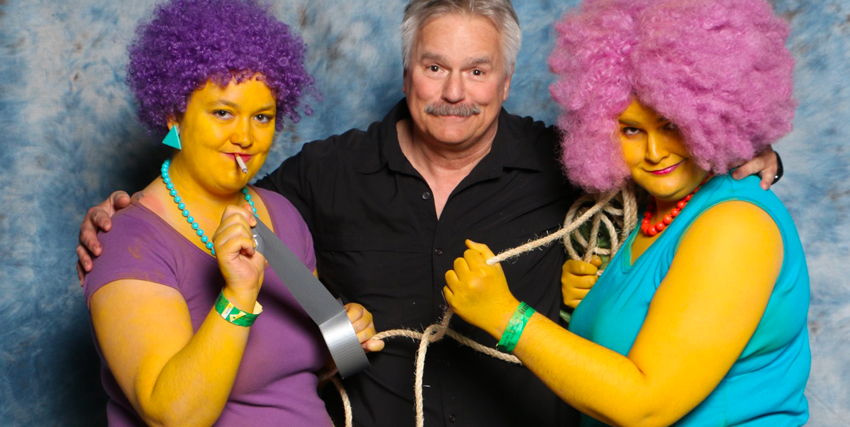 richard dean anderson con due cosplayer delle sorelle di marge simpsons - nerdface