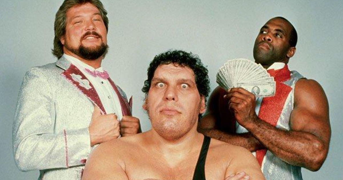 andré the giant con ted biase e un altro collega che sventola mazzette di soldi: staranno per truccare una royal rumble? - nerdface