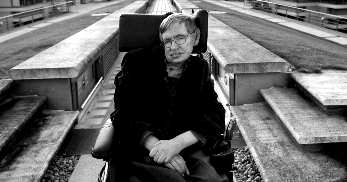 stephen hawking in un parco con panchine simmetriche - nerdface