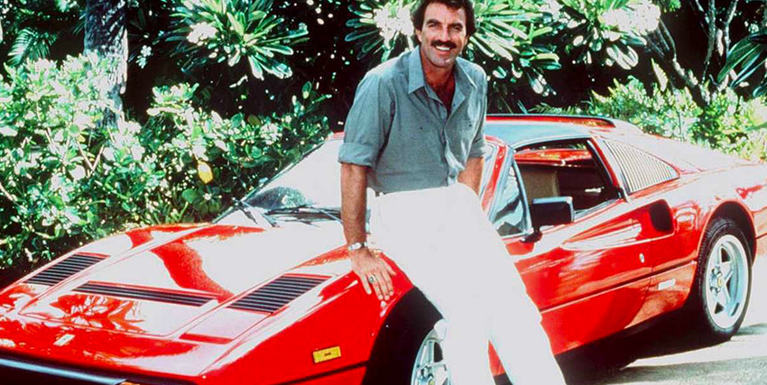 tom selleck è seduto sulla ferrari 308 gts di magnum pi - nerdface