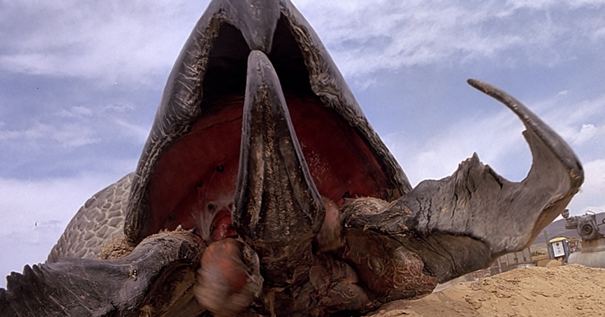 un vermone morto giace sulla sabbia in tremors - nerdface