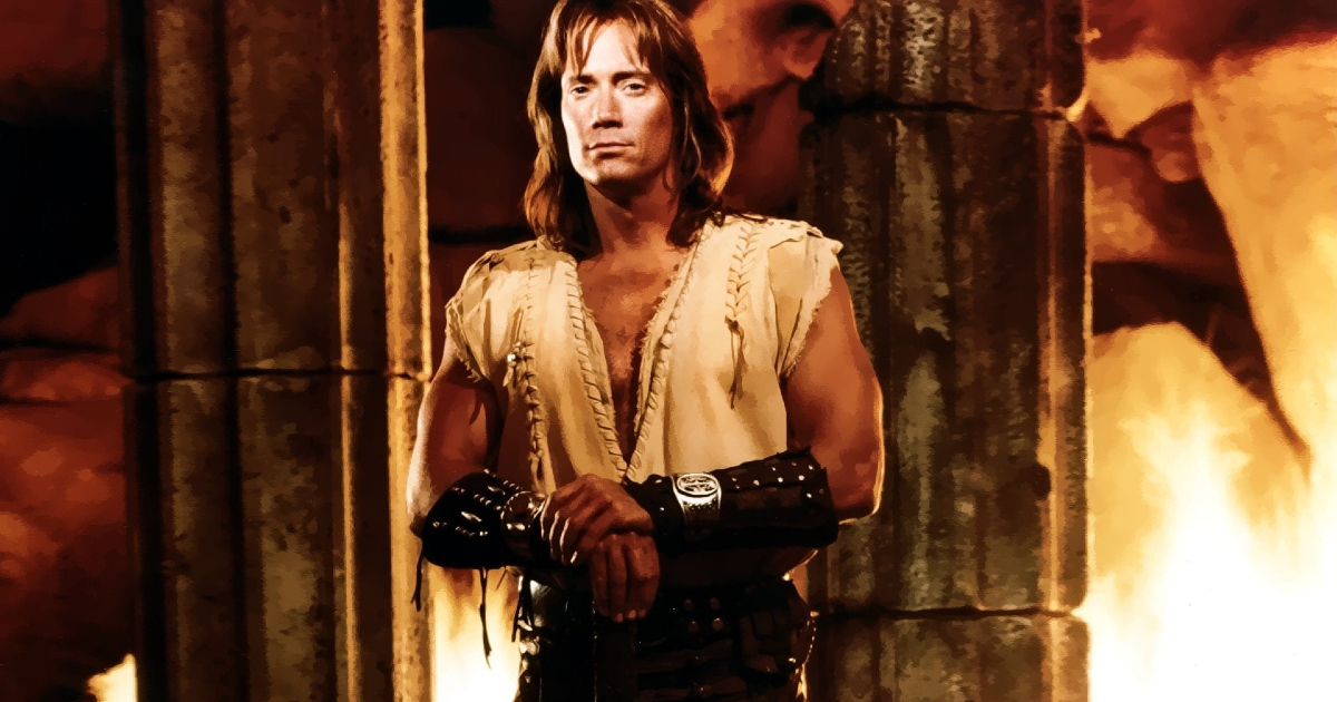 kevin sorbo in posa davanti un tempio in hercules the legendary journeys - nerdface