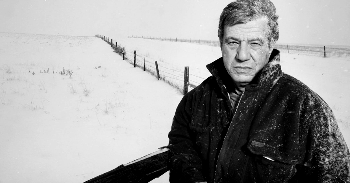 un ritratto in bianco e nero di john mctiernan in un campo innevato - nerdface