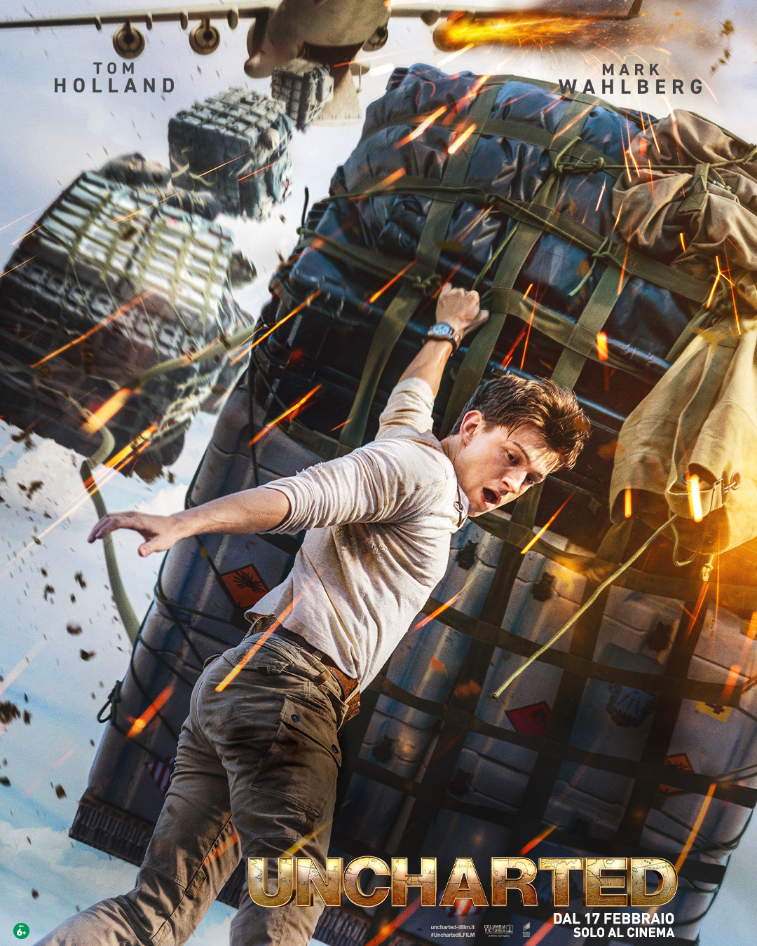 tom holland è aggrappato ad una cassa in volo da un aereo nel poster di uncharted - nerdface