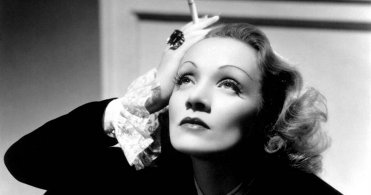 marlene dietrich guarda in alto e fuma una sigaretta - nerdface