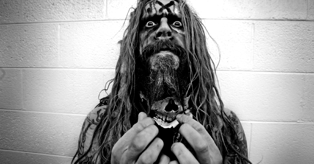 rob zombie truccato con una x sulla fronte fa un'espressione paurosa - nerdface