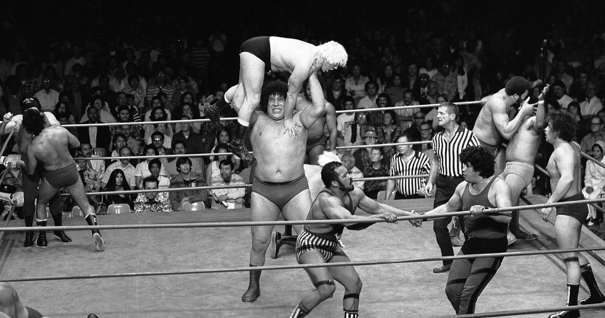 una royal rumble immortala andré the giant mentre solleva un lottatore sopra la testa - nerdface