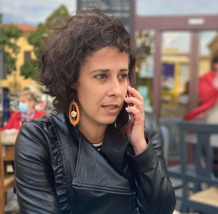 joana fresu de azevedo è al telefono, probabilmente organizzando qualche nuovo festival - nerdface