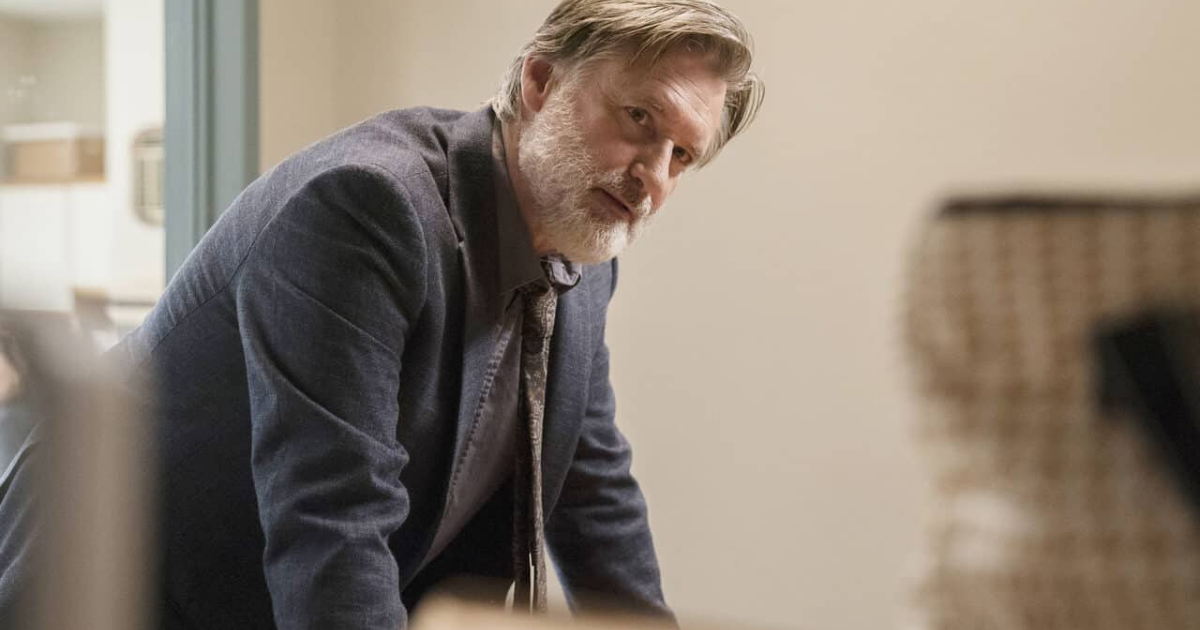 bill pullman poggia le braccia su un tavolo e guarda alla sua destra - nerdface