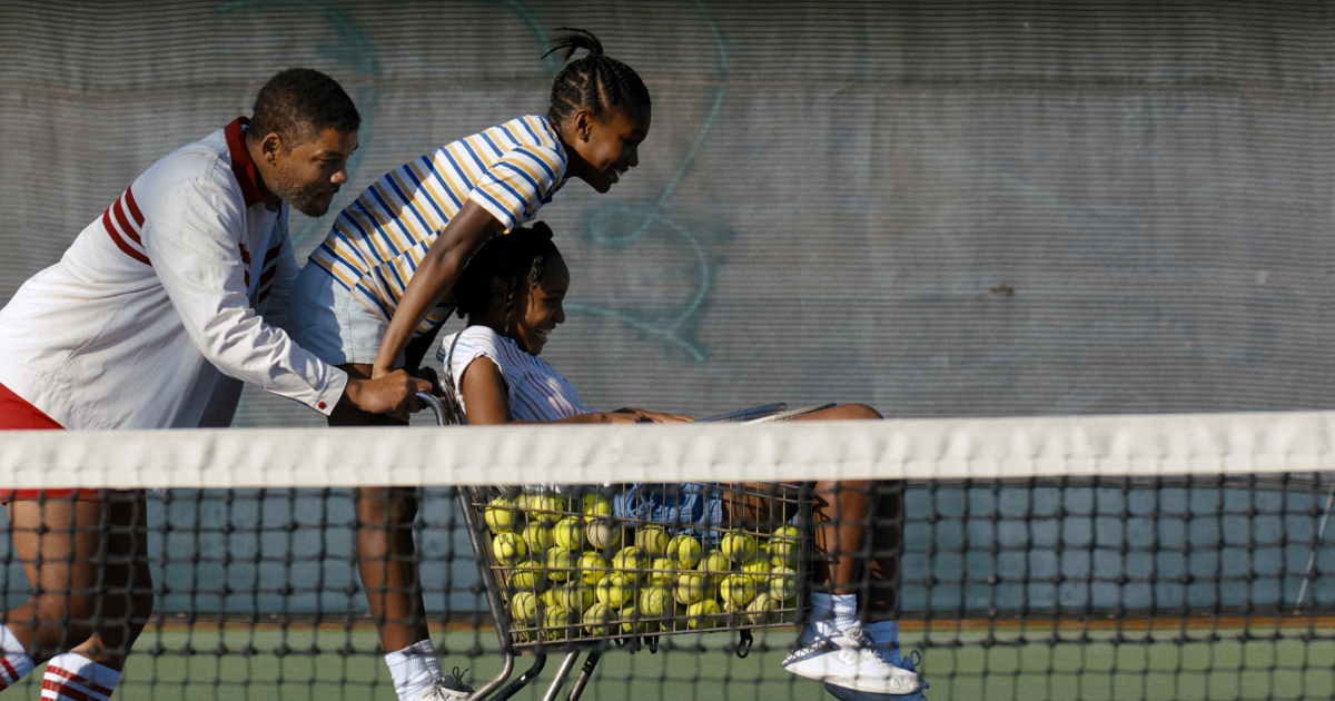 will smith è king richard e porta su un carrello pieno di palline da tennis le due sorelle che ridono - nerdface