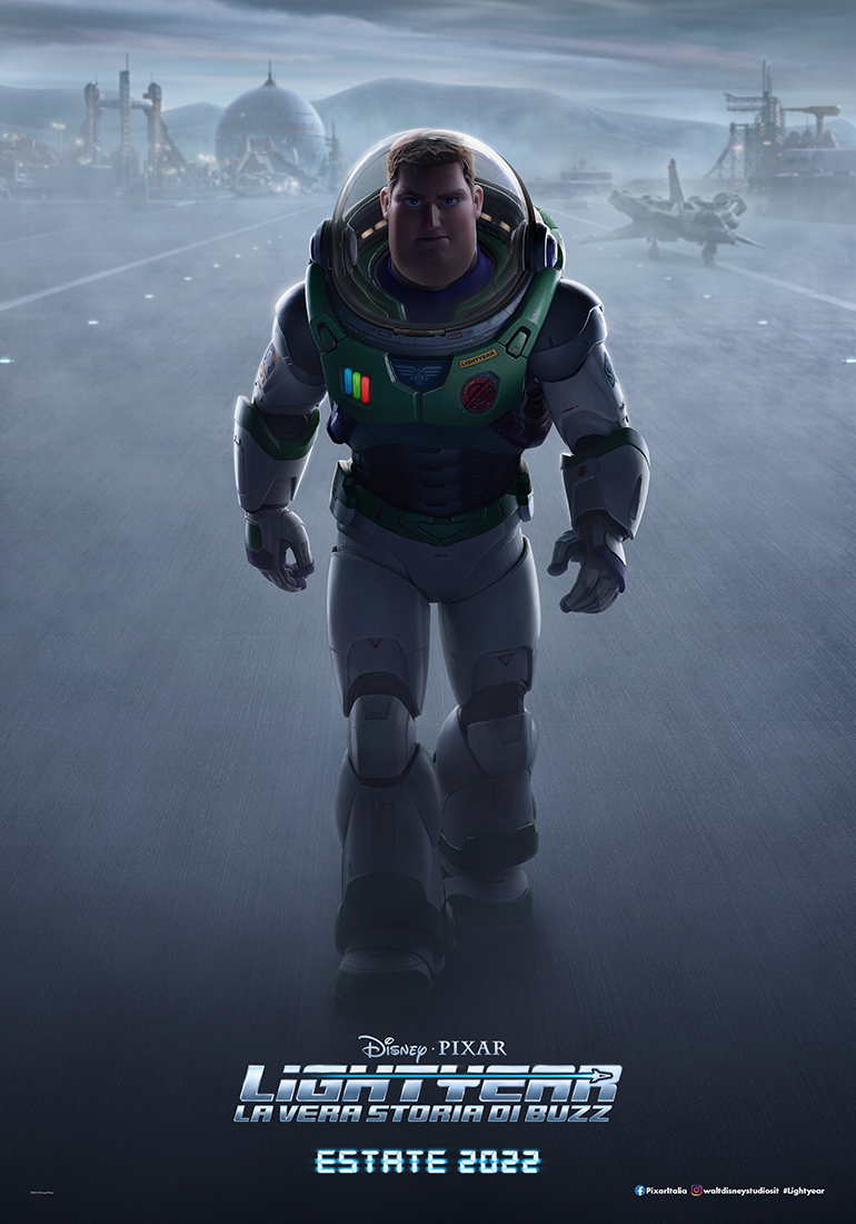 buzz lightyear cammina in primo piano nel poster del film - nerdface
