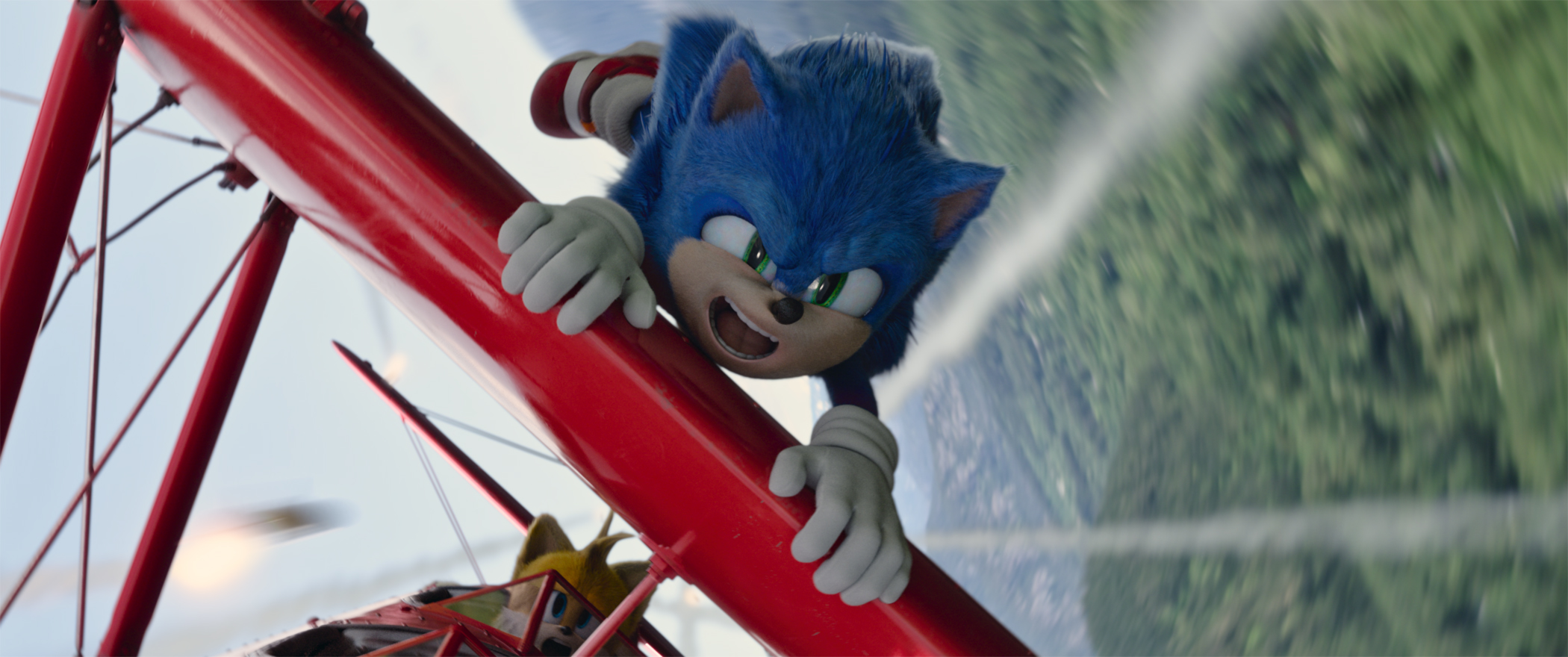 sonic è aggrappato a un aereo nelle nuove immagini di Sonic 2