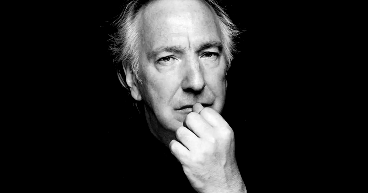 ritratto in bianco e nero di alan rickman con la mano davanti il volto - nerdface