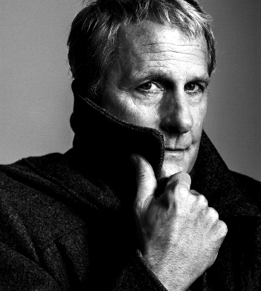 jeff daniels si ripara dal freddo tirando su il babvero del cappotto - nerdface