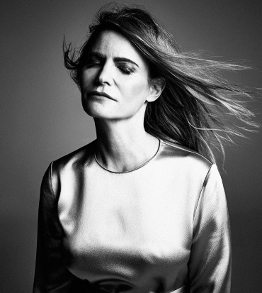 jennifer jason leigh a occhi chiusi in un ritratto in bianco e nero - nerdface