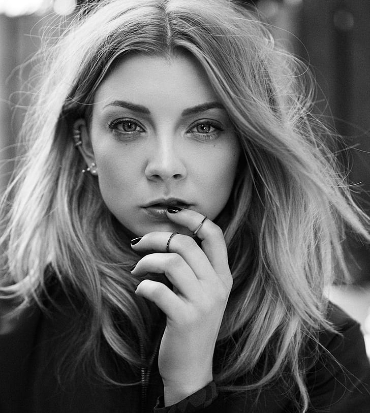 un ritratto di natalie dormer in bianco e nero per si tocca la bocca sensualmente con la mano - nerdface