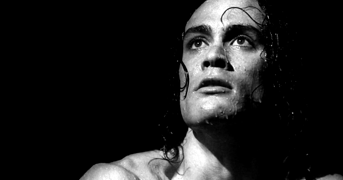 brandon lee è bagnato dalla pioggia e guarda in alto - nerdface